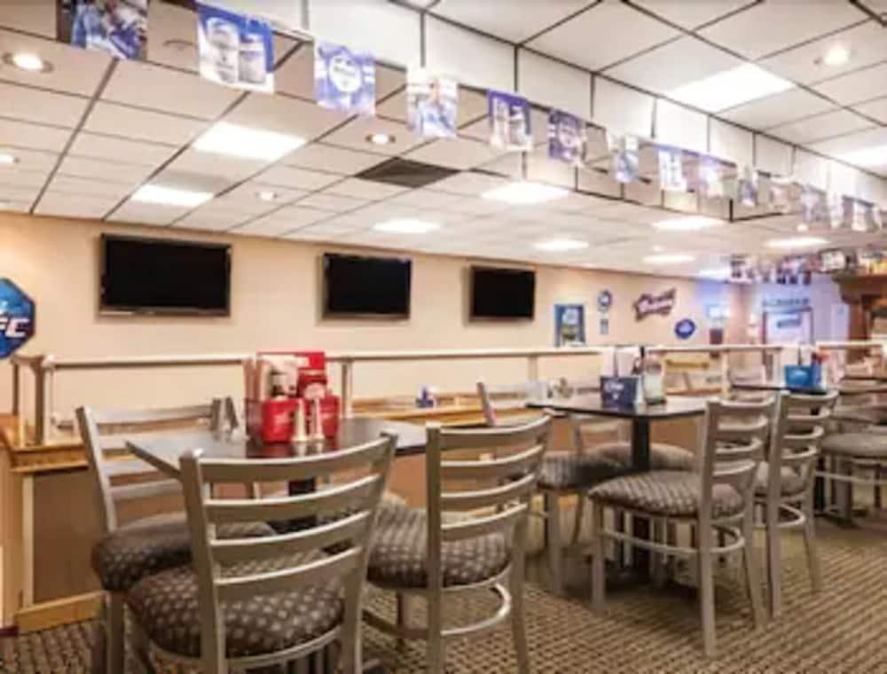 Ramada By Wyndham Paintsville Hotel & Conference Center Экстерьер фото