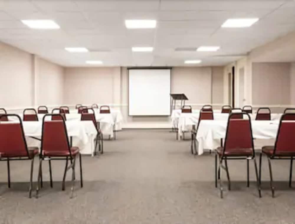 Ramada By Wyndham Paintsville Hotel & Conference Center Экстерьер фото