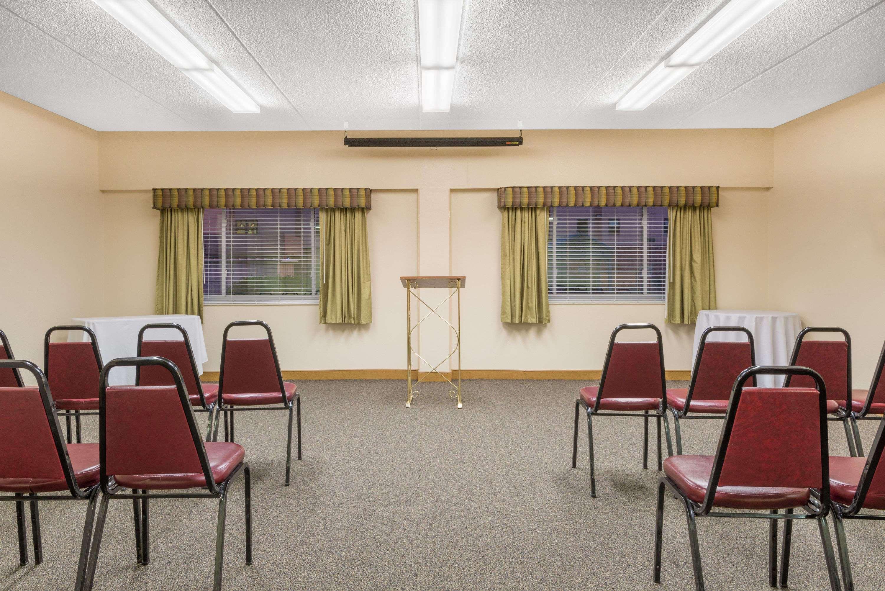Ramada By Wyndham Paintsville Hotel & Conference Center Экстерьер фото