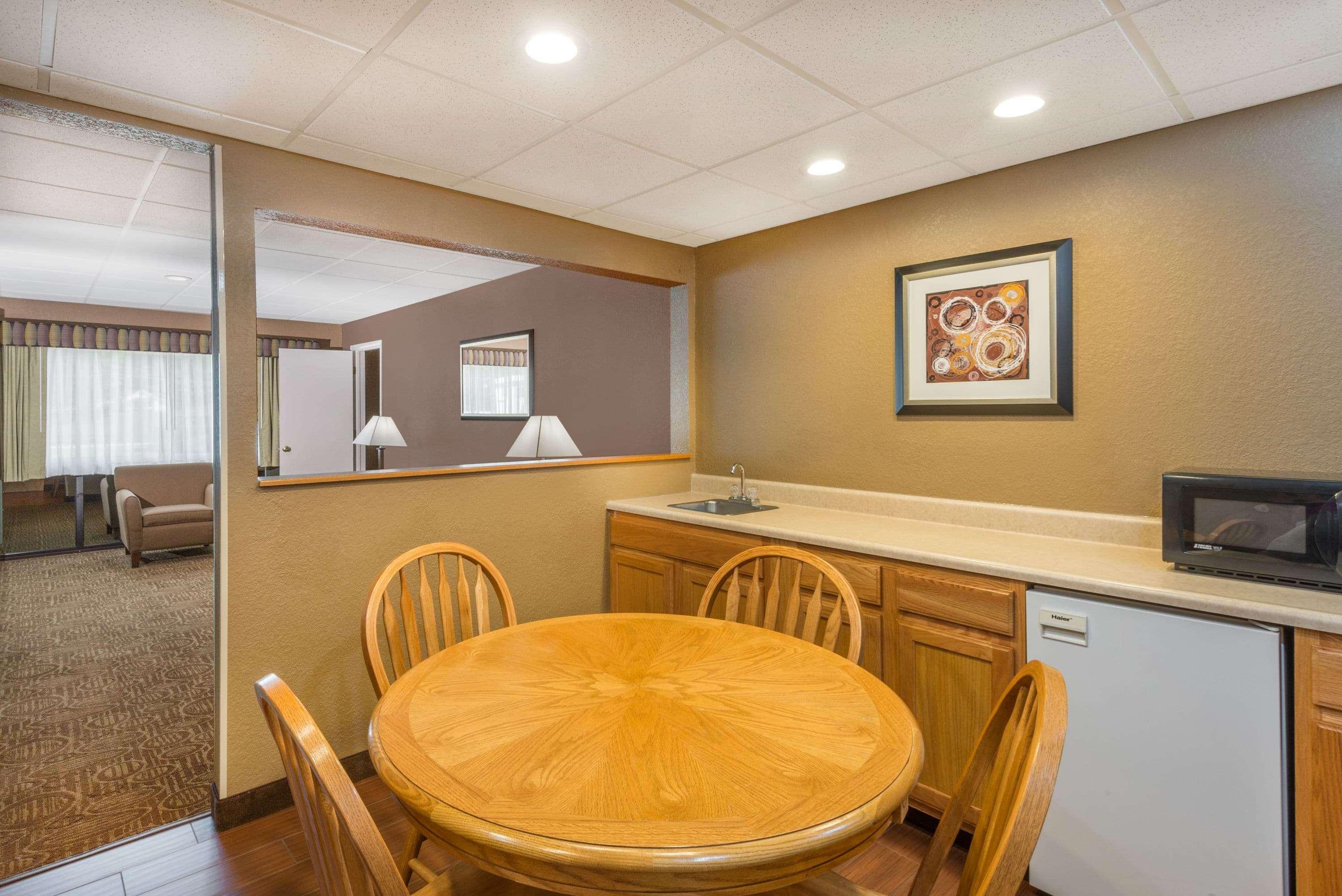 Ramada By Wyndham Paintsville Hotel & Conference Center Экстерьер фото