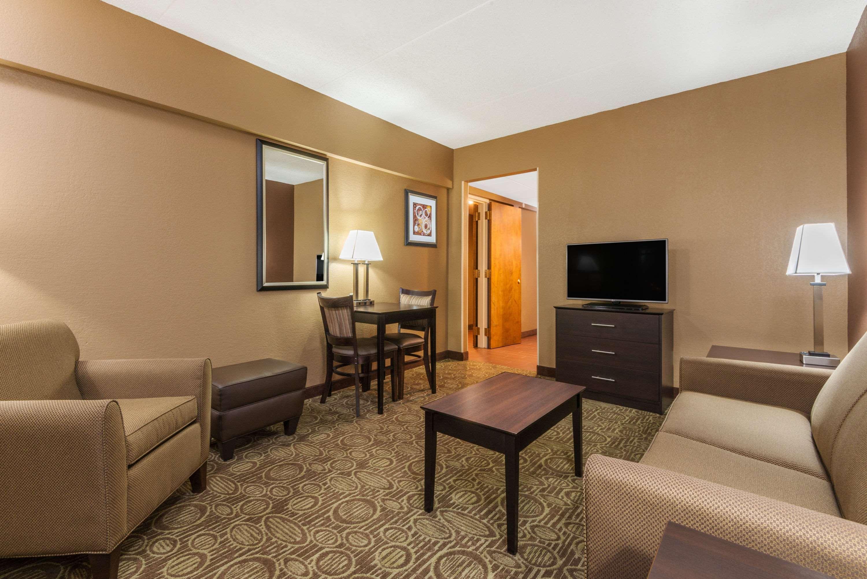 Ramada By Wyndham Paintsville Hotel & Conference Center Экстерьер фото
