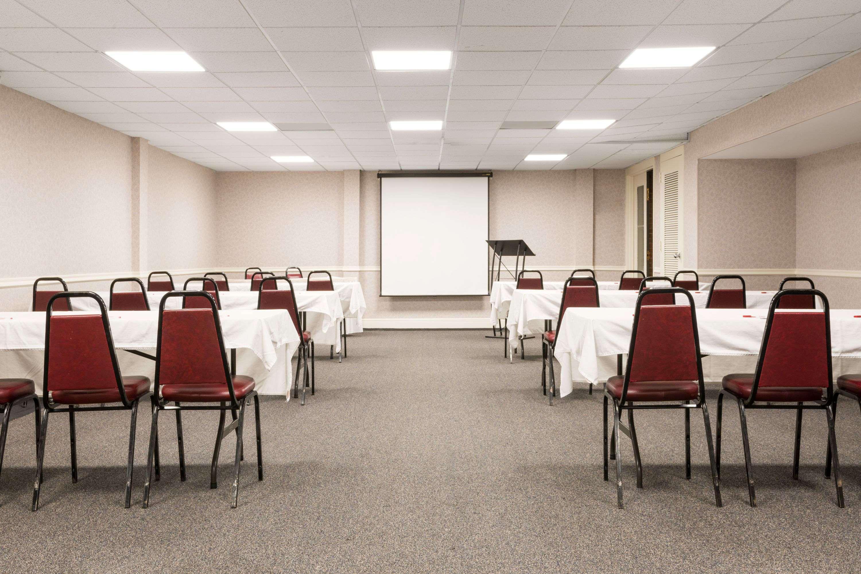 Ramada By Wyndham Paintsville Hotel & Conference Center Экстерьер фото